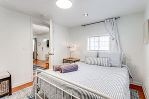3 bedrooms, desk, iron/ironing board, travel cot - Walk to Franklin Square, Spotless and Welcoming (Franklin)
