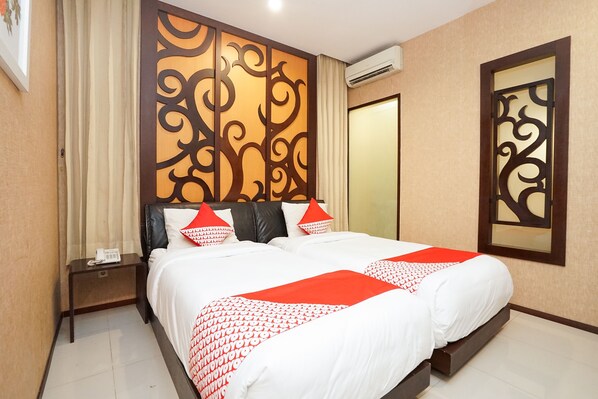 Standard Twin Room | Desk, laptop workspace, free WiFi, bed sheets - Istana Permata Ngagel (Surabaya)