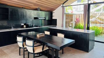 Lemari es, microwave, oven, dan kompor