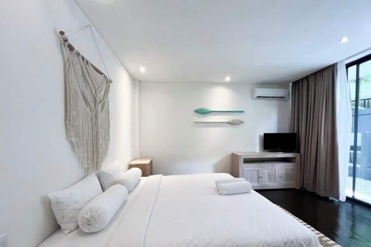 2 bedrooms, in-room safe, individually decorated, individually furnished