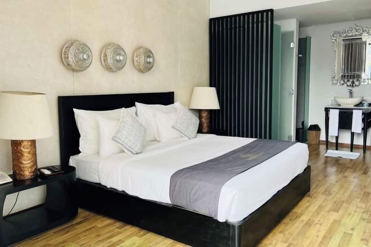 2 bedrooms, in-room safe, individually decorated, individually furnished