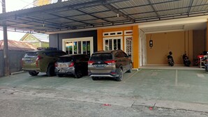 Uma área de estacionamento com três SUVs e duas motocicletas.