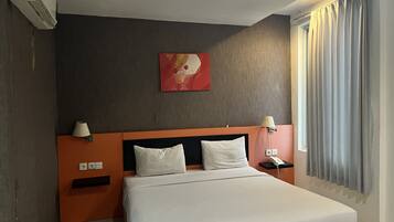 Standaard tweepersoonskamer | Een bureau, een laptopwerkplek, beddengoed