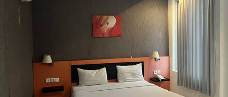 Dobbeltrom – standard | Skrivebord, skrivebord for bærbar PC og sengetøy