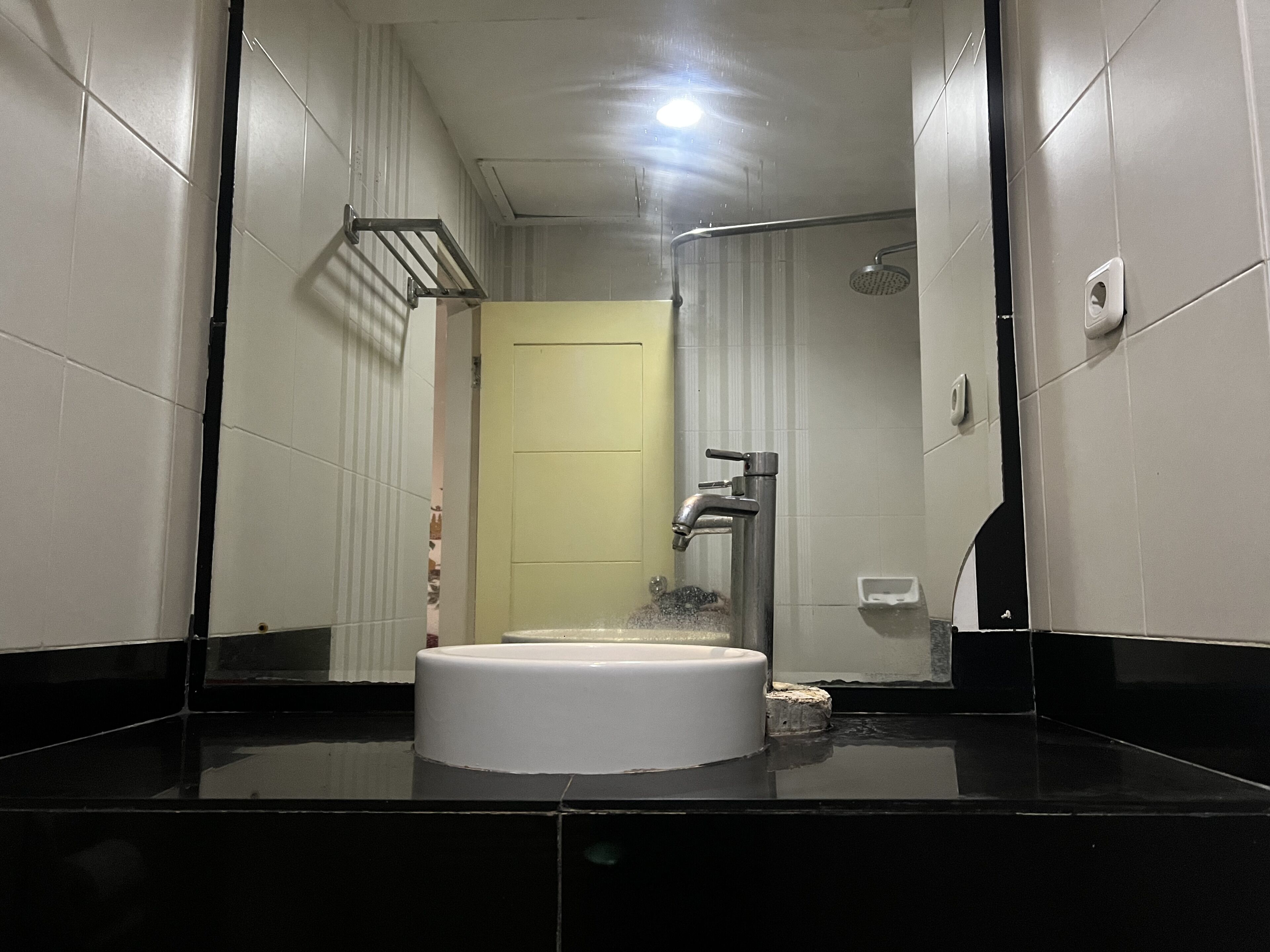 Standard-Doppelzimmer | Badezimmer | Dusche, Handtücher