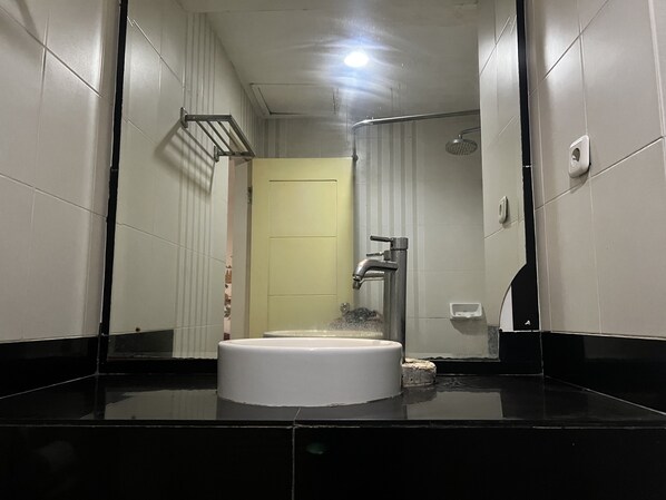 Standard Double Room | Bathroom | Shower, towels