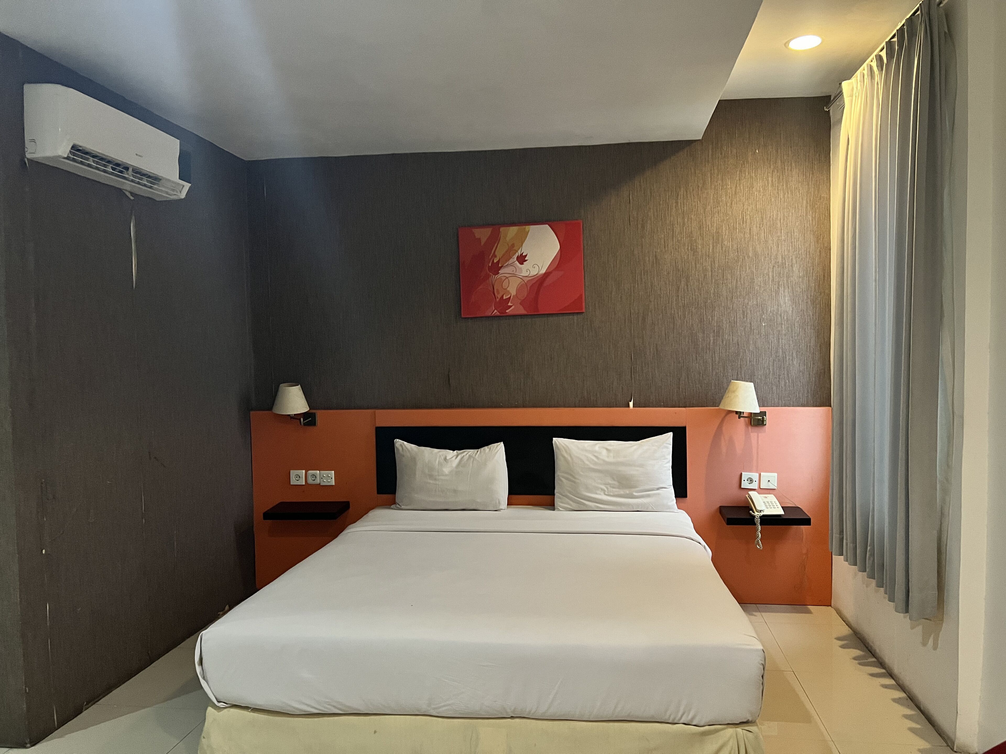 Escritorio, espacio para trabajar con laptop y ropa de cama 