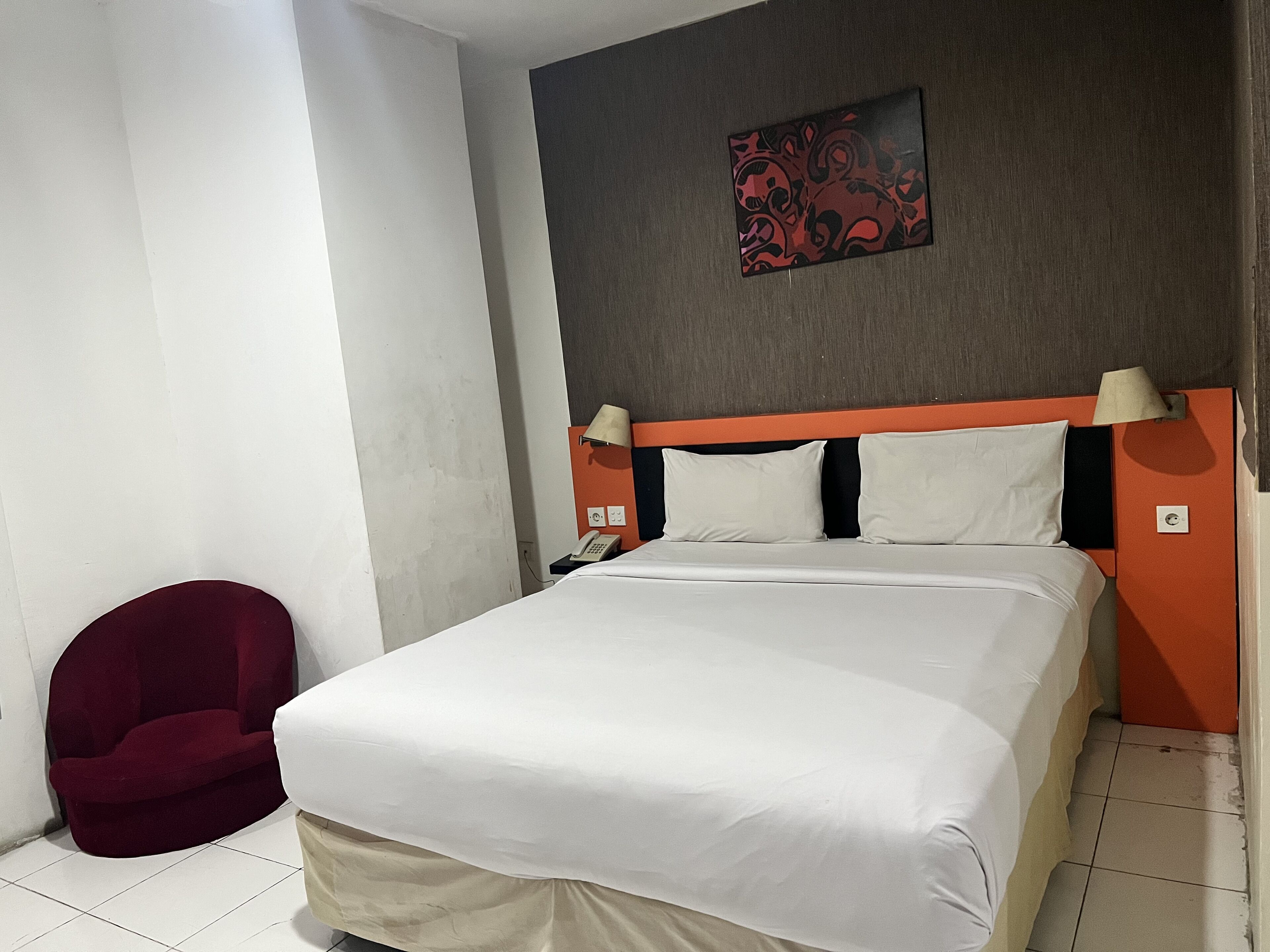 Escritorio, espacio para trabajar con laptop y ropa de cama 