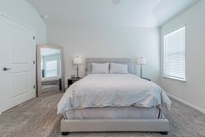 3 chambres, bureau, fer et planche à repasser, lit de bébé portatif