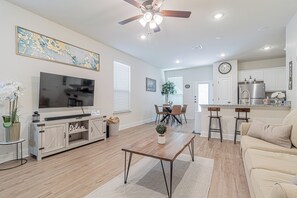 Smart TV, video games - Spacious townhome just minutes away from Sea World and Fiesta Texas! (San Antonio)