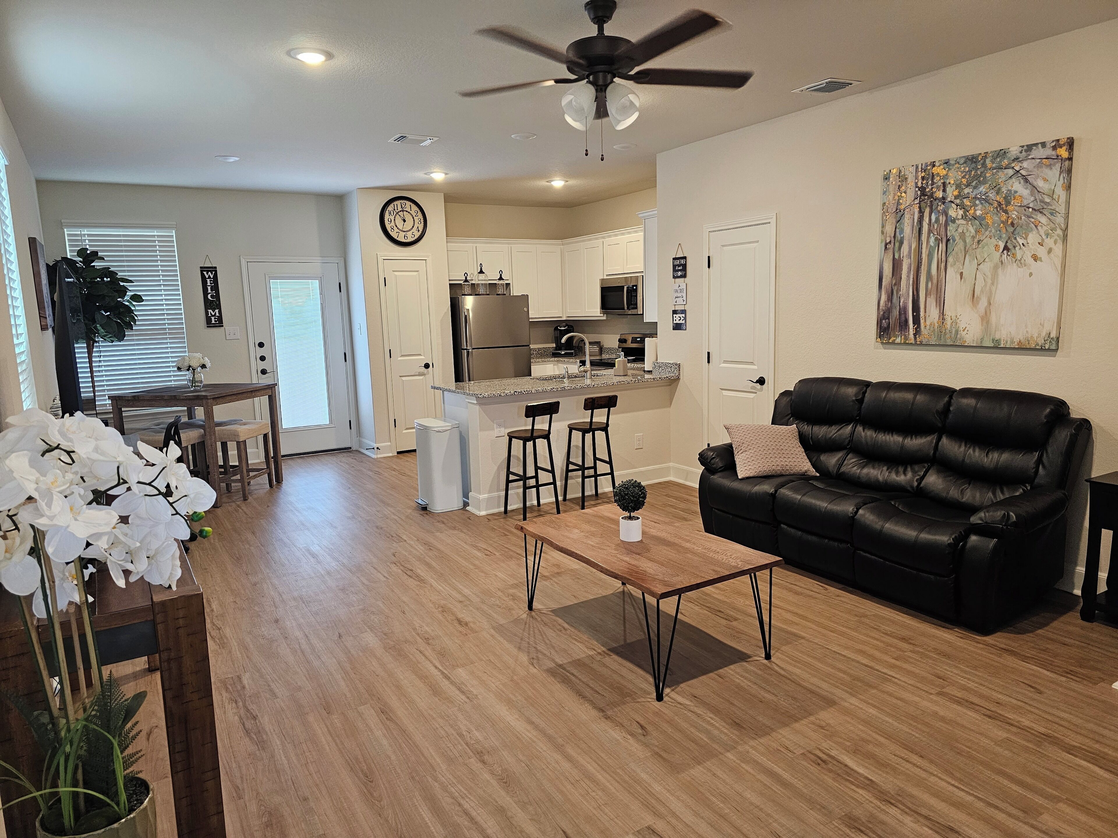 Spacious townhome just minutes away from Sea World and Fiesta Texas!