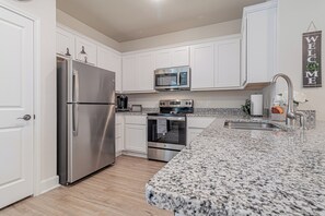 Réfrigérateur, four à micro-ondes, un four, surface de cuisson