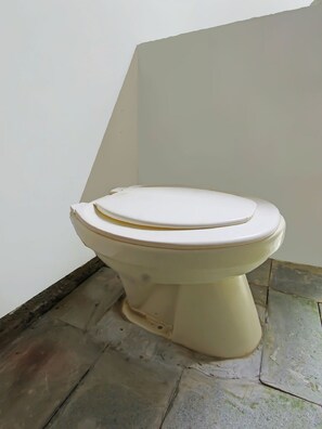 Shower, towels - OYO 92419 Rejeng Homestay Near Kerta Gangga Waterfall (Gangga)