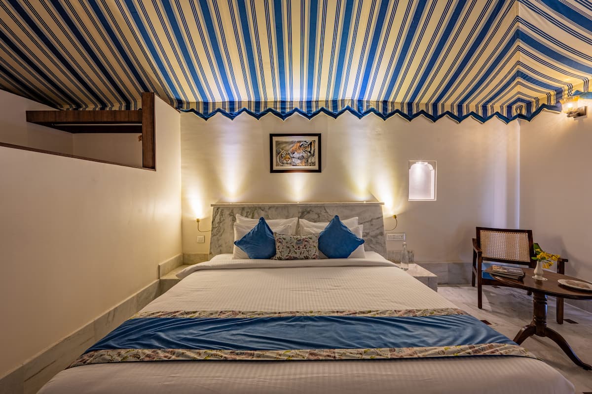 Luxury Tent | Minibar, desk, laptop workspace