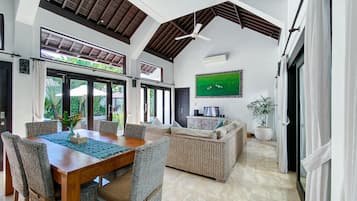 Villa, 3 chambres, piscine privée | Coin séjour | Télévision LED de 32 pouces avec chaßnes par cùble, télévision