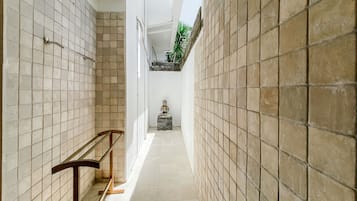 Douche, articles de toilette gratuits, sĂšche-cheveux, chaussons