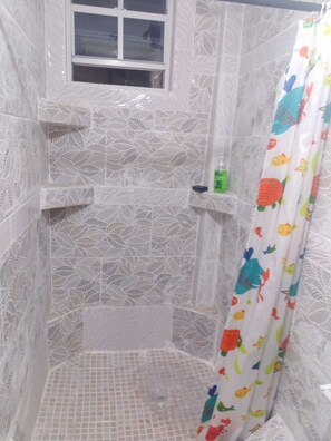 Casa familiar | Baño | Ducha, cabezal de ducha tipo lluvia, toallas y jabón