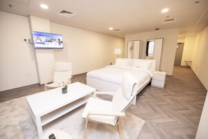 Junior Studio Suite, 1 King Bed, City View | Living area