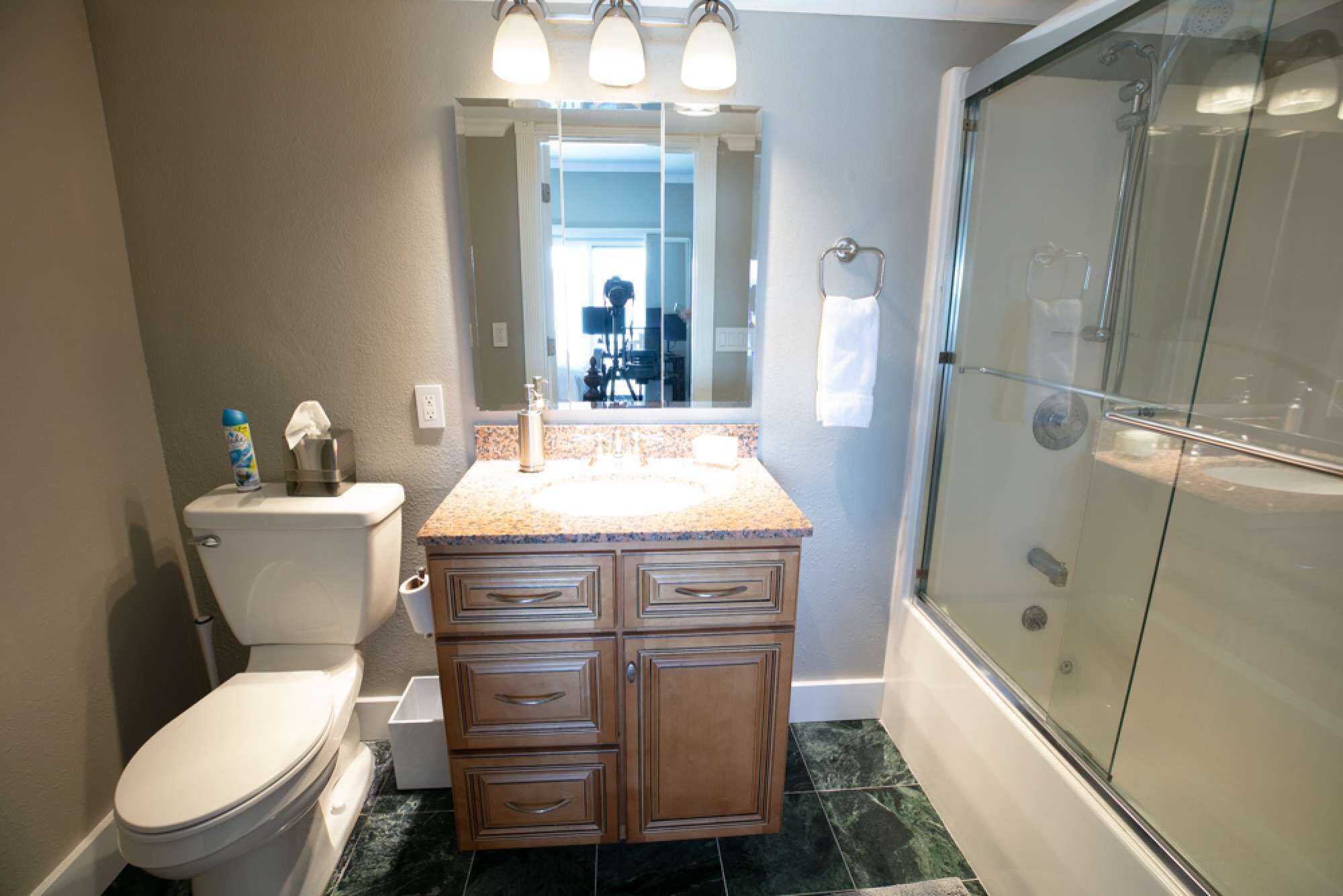 Stunning Lake View 4br 5ba