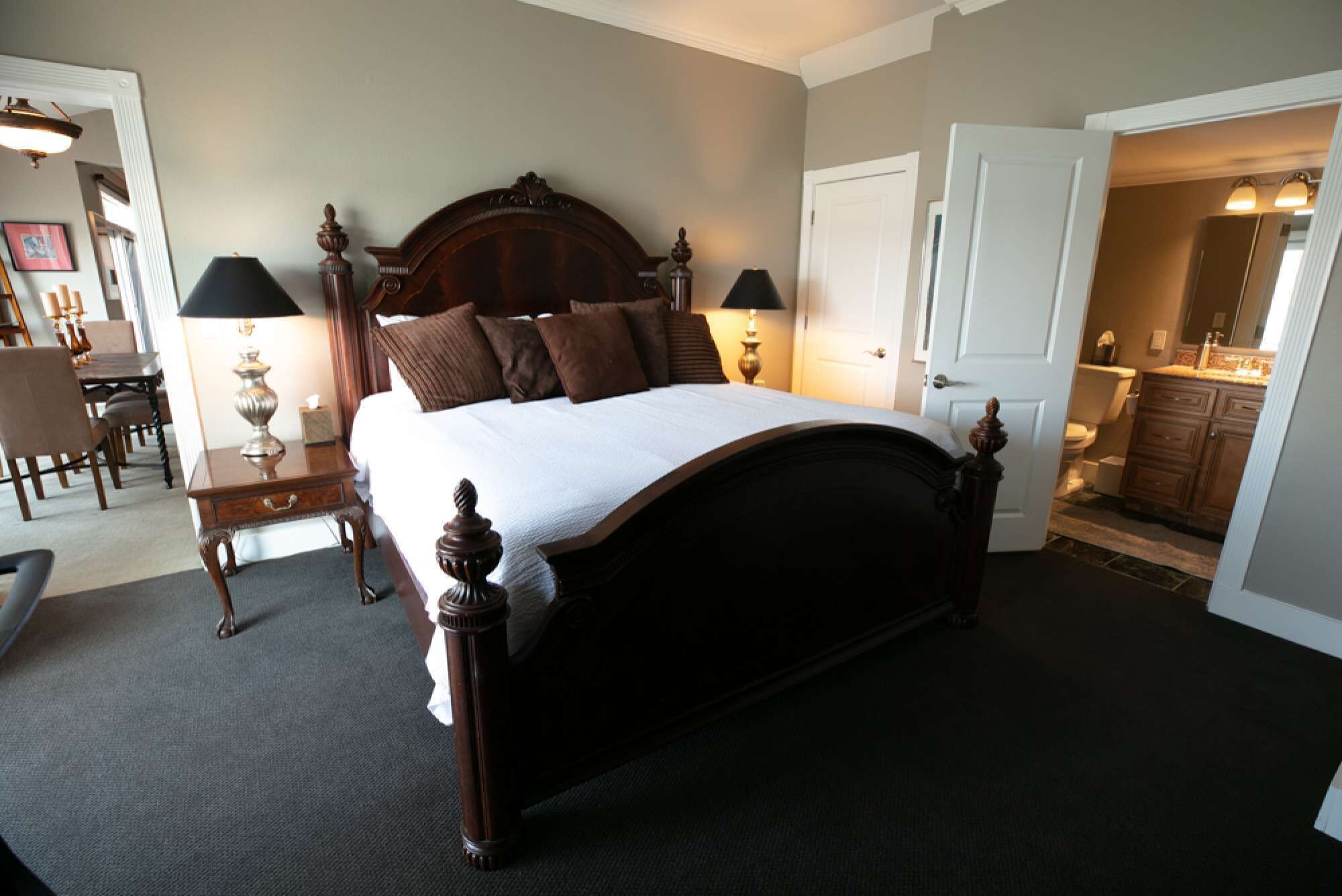 Stunning Lake View 4br 5ba