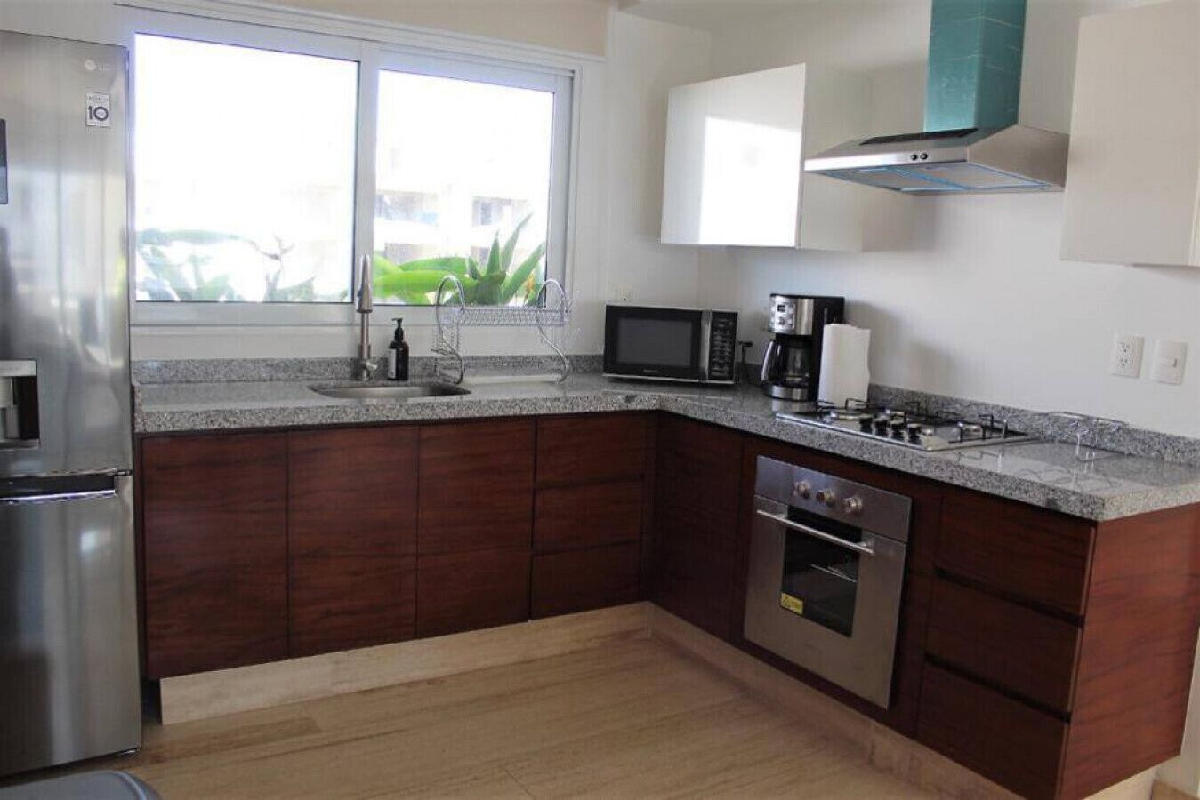 Deluxe apt, beach club, pool, excellent amenities