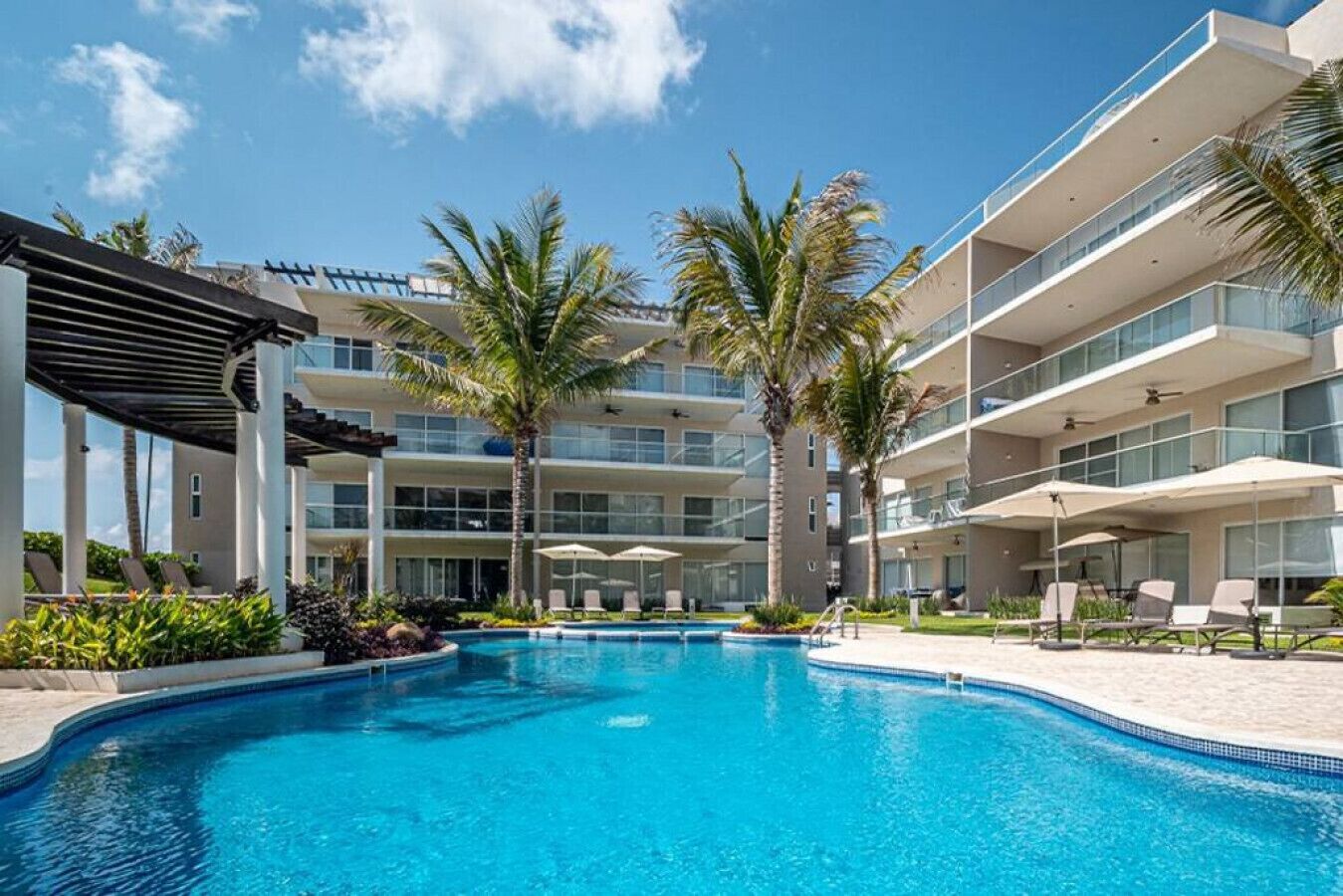 Deluxe apt, beach club, pool, excellent amenities