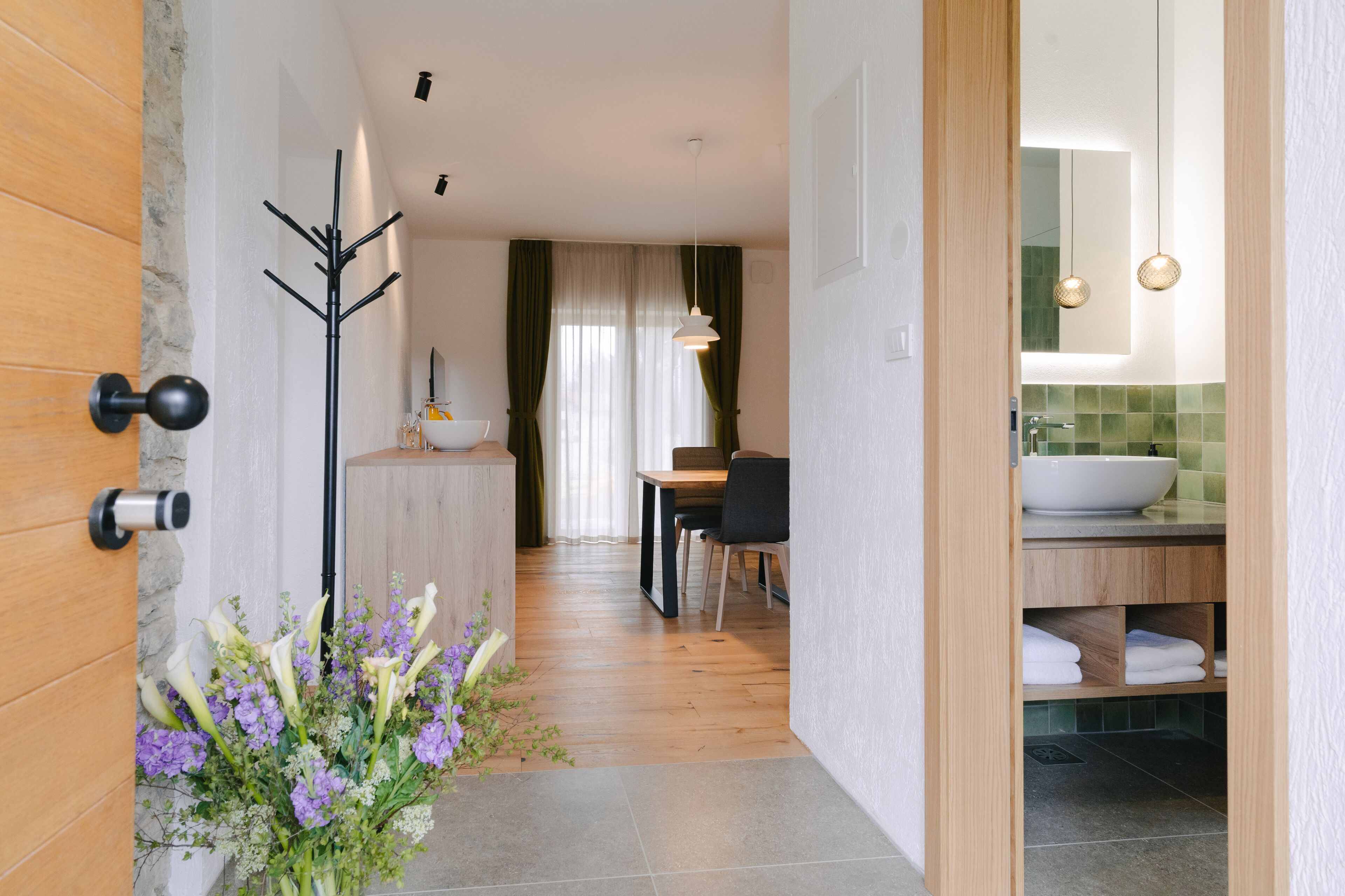 Un baño moderno con un lavabo grande, un espejo y un mueble de tocador de madera.