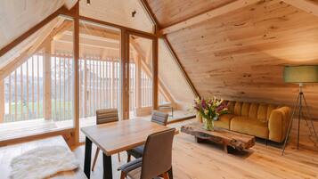 Suite estudio Deluxe | Área de sala de estar | Smart TV de 50 pulgadas con canales digitales y televisión