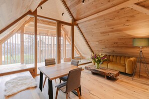 ห้องดีลักซ์สตูดิโอสวีท | บริเวณนั่งเล่น | สมาร์ททีวี 50 นิ้ว พร้อมช่องดิจิตอล, ทีวี, พื้นอุ่น