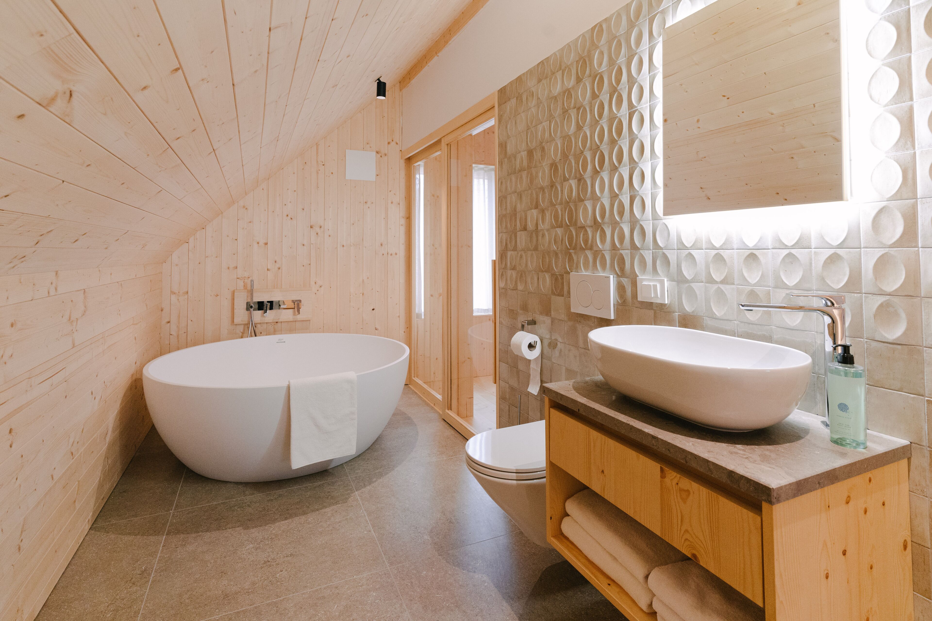 Villa Deluxe, varias camas, cocina, vista al resort | Baño | Tina y regadera independientes, secadora de cabello, bidet, jabón 