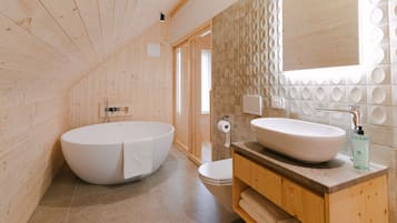 Villa Deluxe, varias camas, cocina, vista al resort | Baño | Tina y regadera independientes, secadora de cabello, bidet, jabón
