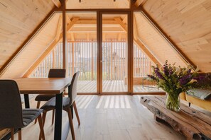 ห้องดีลักซ์สตูดิโอสวีท | บริเวณนั่งเล่น | สมาร์ททีวี 50 นิ้ว พร้อมช่องดิจิตอล, ทีวี, พื้นอุ่น