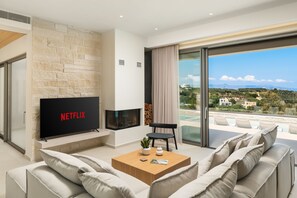 TV connectée, cheminée, jeux vidéo, table de tennis de table