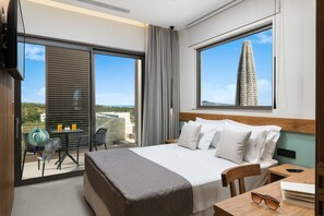 6 chambres, bureau, fer et planche à repasser, lit parapluie