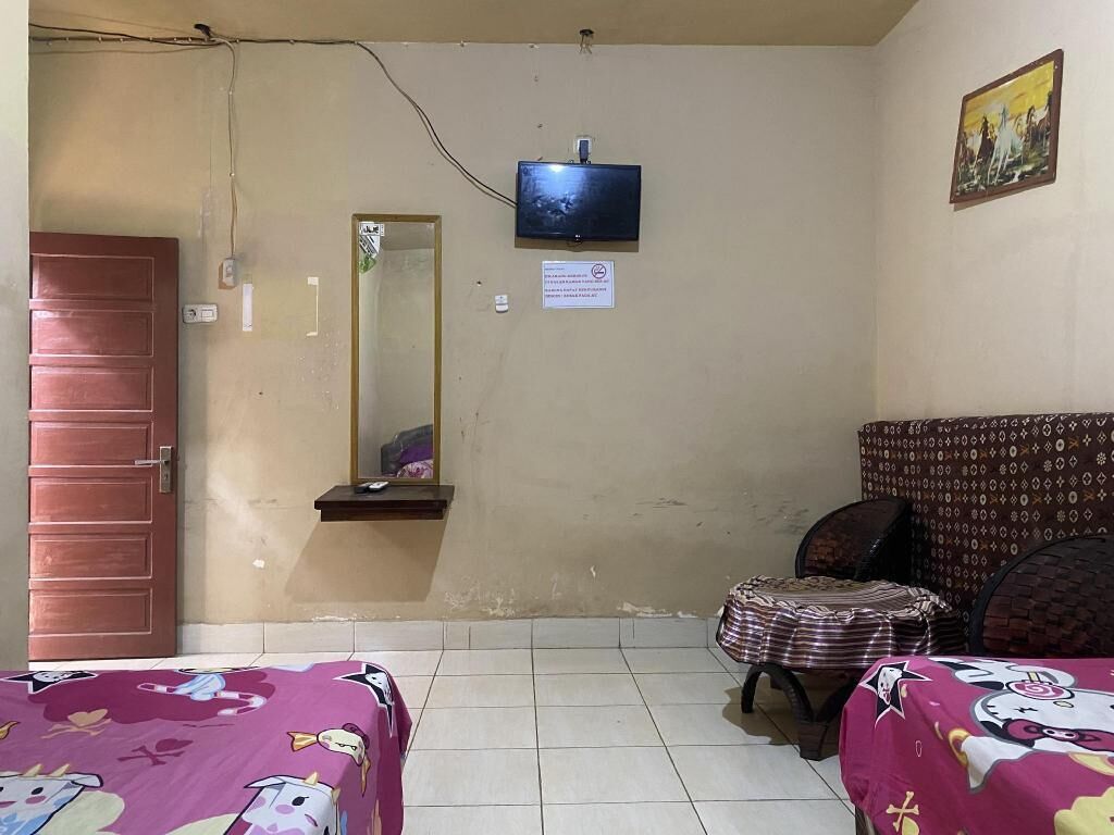 Een bureau, een laptopwerkplek, gratis wifi, beddengoed