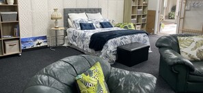 1 bedroom, iron/ironing board, travel cot, free WiFi - Hillside Oasis quiet peaceful near Akl Airport with bush valley city views  (Drury)