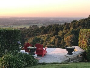 Terrace/patio - Hillside Oasis quiet peaceful near Akl Airport with bush valley city views  (Drury)