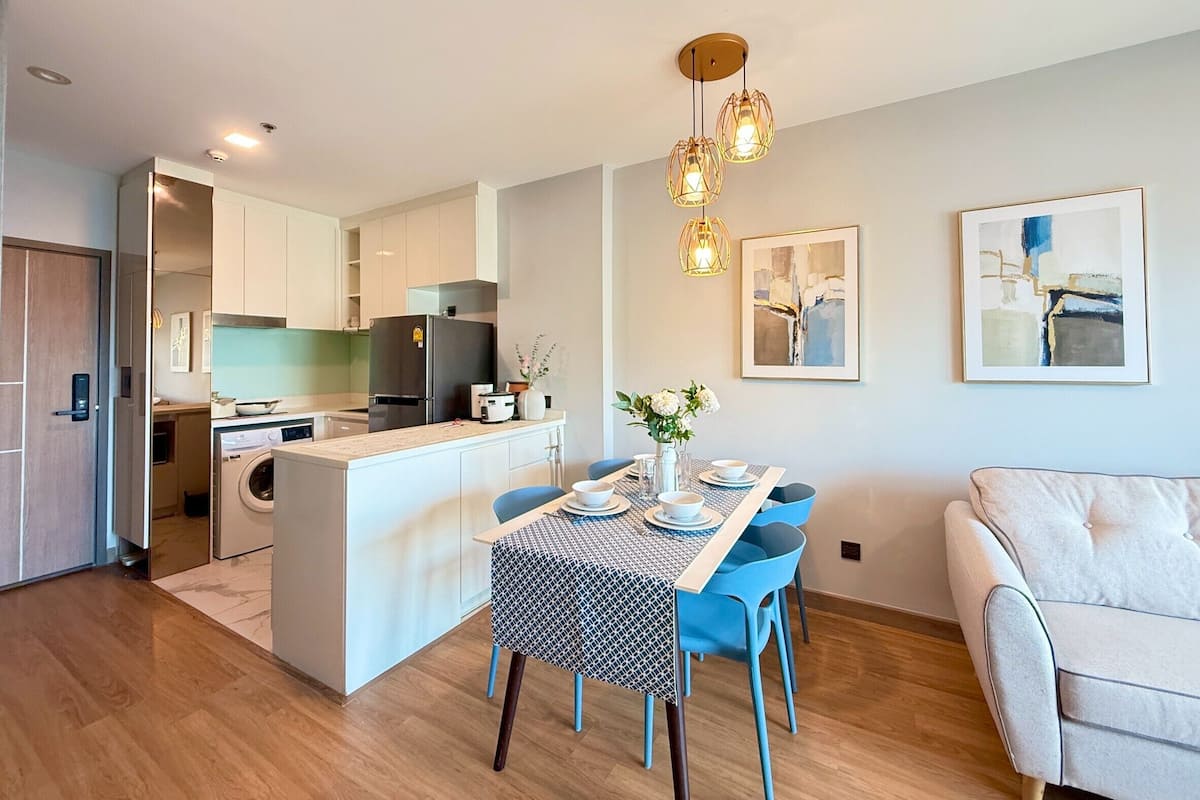 Deluxe Condo, 2 Bedrooms, Balcony, City View | Living area