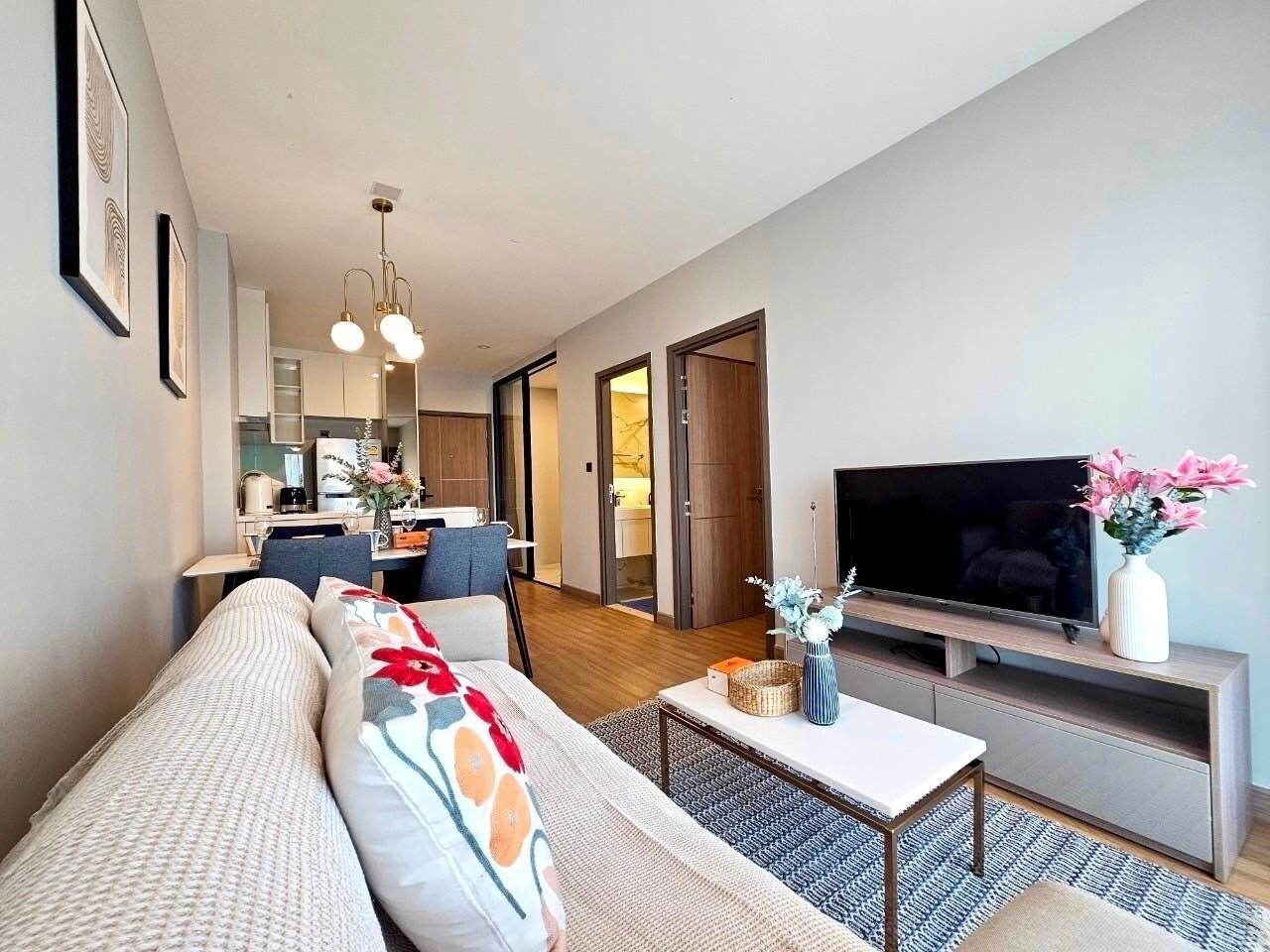 Deluxe Condo, 2 Bedrooms, Balcony, City View | Living area