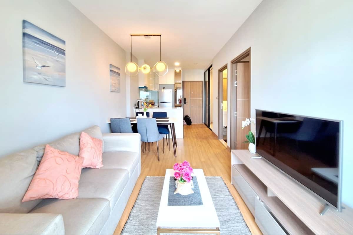 Deluxe Condo, 2 Bedrooms, Balcony, City View