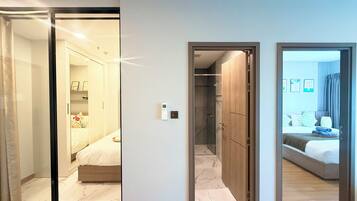 Apartamento, 3 habitaciones | Ropa de cama de alta calidad, escritorio, cortinas opacas