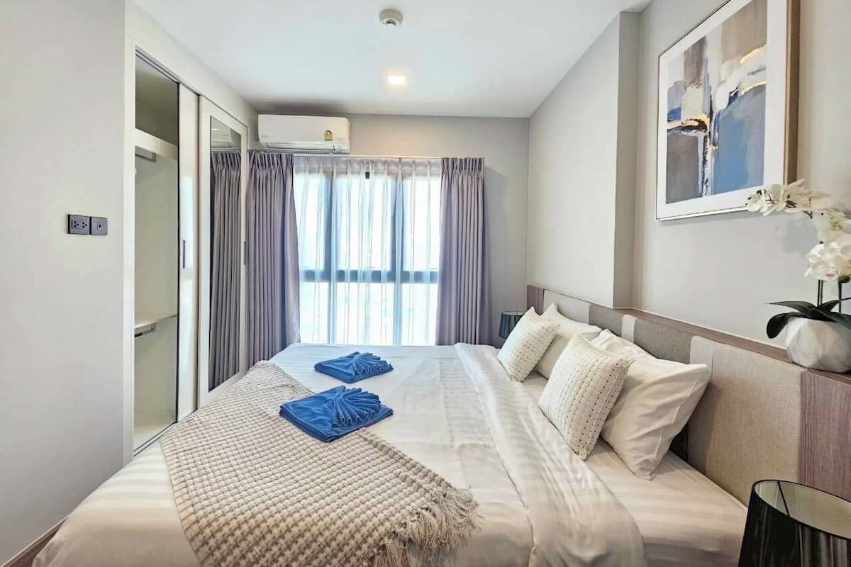 Superior Condo, 1 Bedroom, Balcony, City View | Premium bedding, individually decorated, desk, blackout drapes