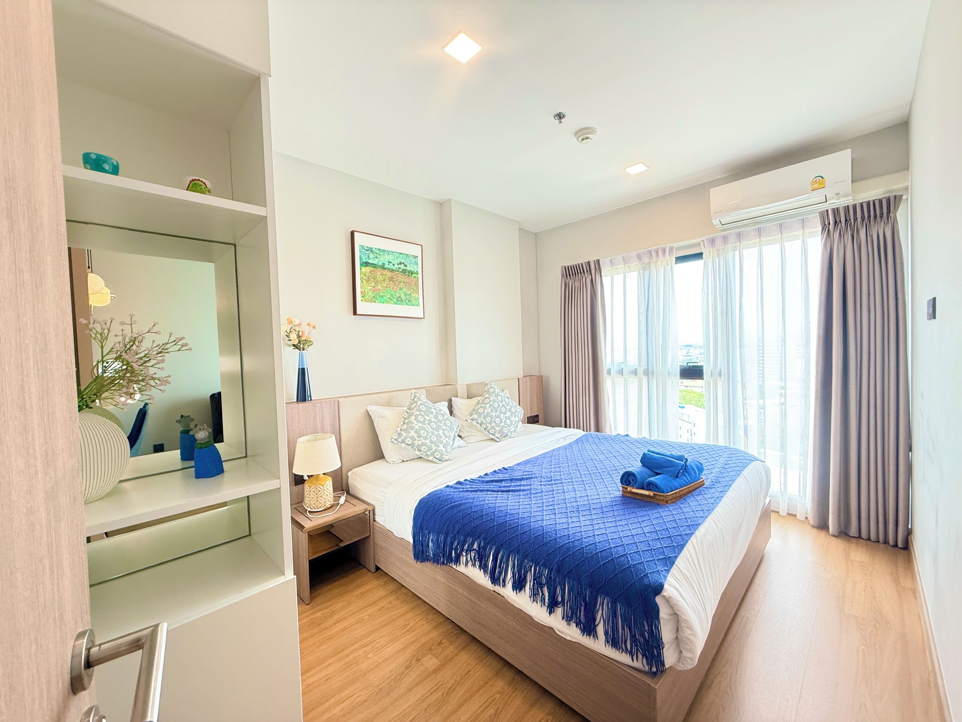 Deluxe Condo, 2 Bedrooms, Balcony, City View