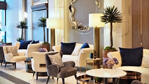 A modern lobby with sofas, armchairs, and a round table. - Astra Sky River Chiang Mai By Fang (Chiang Mai)