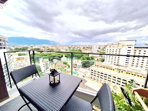Condo luxo, 2 quartos, sacada, vista para a cidade | 2 quartos, roupas de cama premium, individualmente decorados