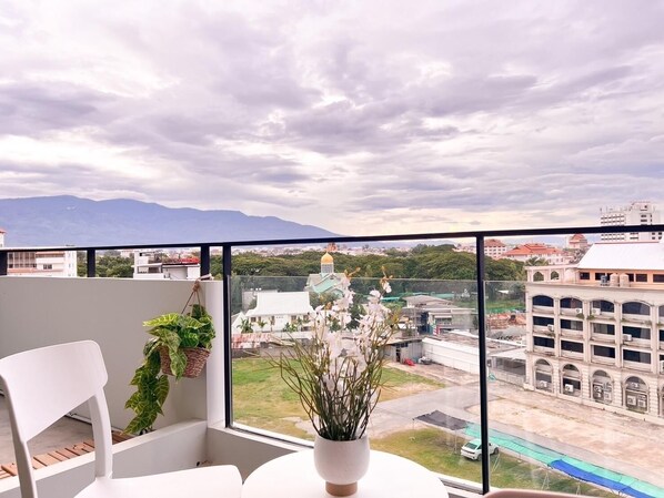 Condo Deluxe, 2 habitaciones, balcón, vista a la ciudad | Terraza o patio