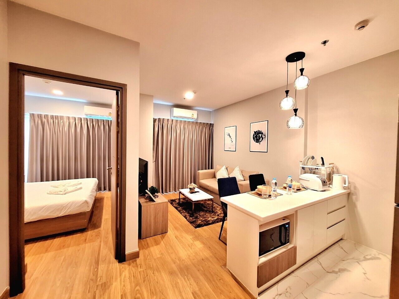 Leilighet – superior, 1 soverom, balkong, byutsikt | Oppholdsområde | En 40-tommers Flatskjerm-TV med digitale kanaler samt TV