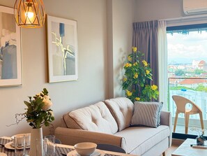 Condo Deluxe, 2 phòng ngủ, ban công, quang cảnh thành phố | Khu phòng khách | TV màn hình phẳng 40-inch có truyền hình kỹ thuật số, TV