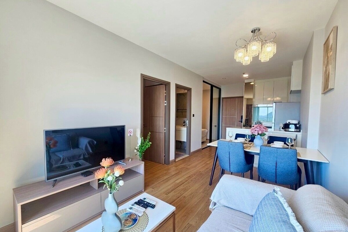 Condo, 2 habitaciones | Área de sala de estar | Televisión de pantalla plana de 40 pulgadas con canales digitales 