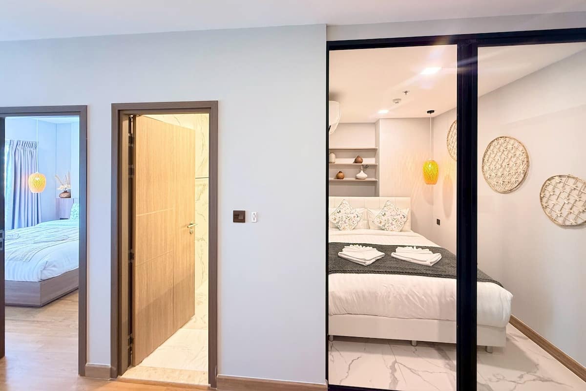 Condo Deluxe, 2 chambres, balcon, vue sur la ville | Literie de qualitĂ©, dĂ©cor unique, bureau, rideaux dâobscurcissement